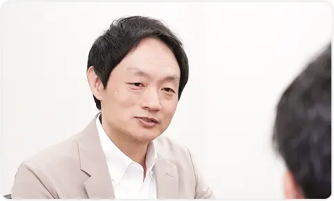 スーツ姿の男性が相談者と面談している様子