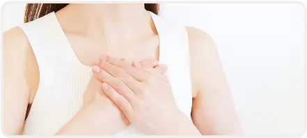 心に手を当てて気持ちを表現している女性の胸元の写真