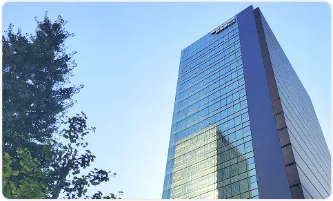高層オフィスビルと空に映る建物の反射