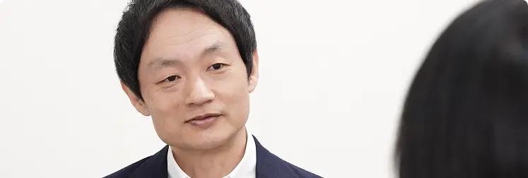 相談者の話を丁寧に聞く男性カウンセラーの様子