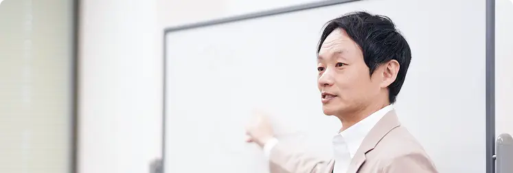 ホワイトボードを使って説明する講師の様子