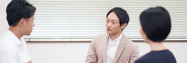 3人が対話しているメンタルサポートの面談風景