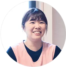 保育士がインタビュー中に笑顔を見せている様子