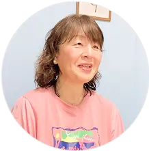 ピンクのシャツを着た笑顔の介護スタッフの女性