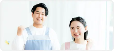 笑顔でガッツポーズをする男女の保育士スタッフ